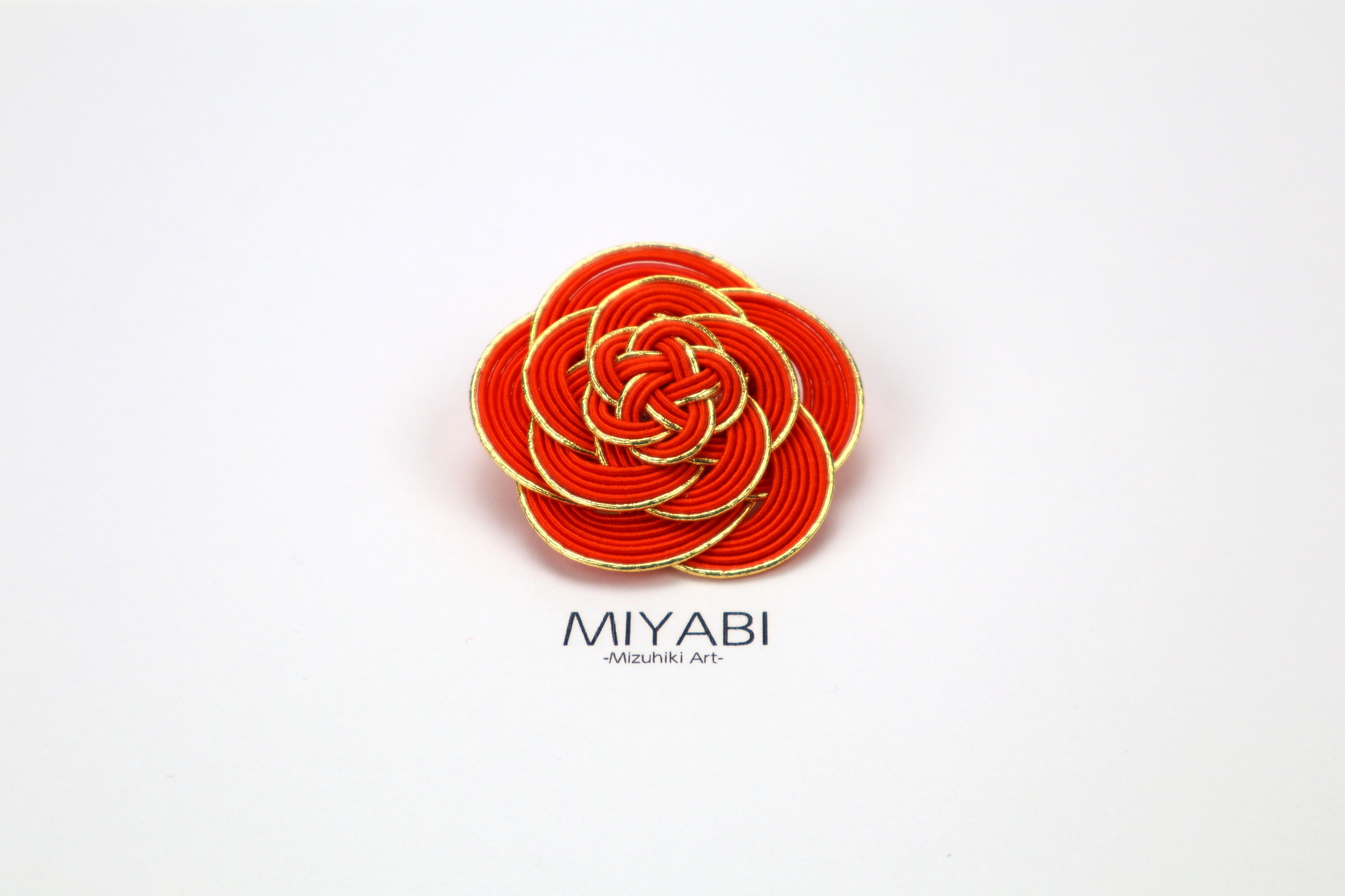 MIYABI -Spilla a forma di camelia-