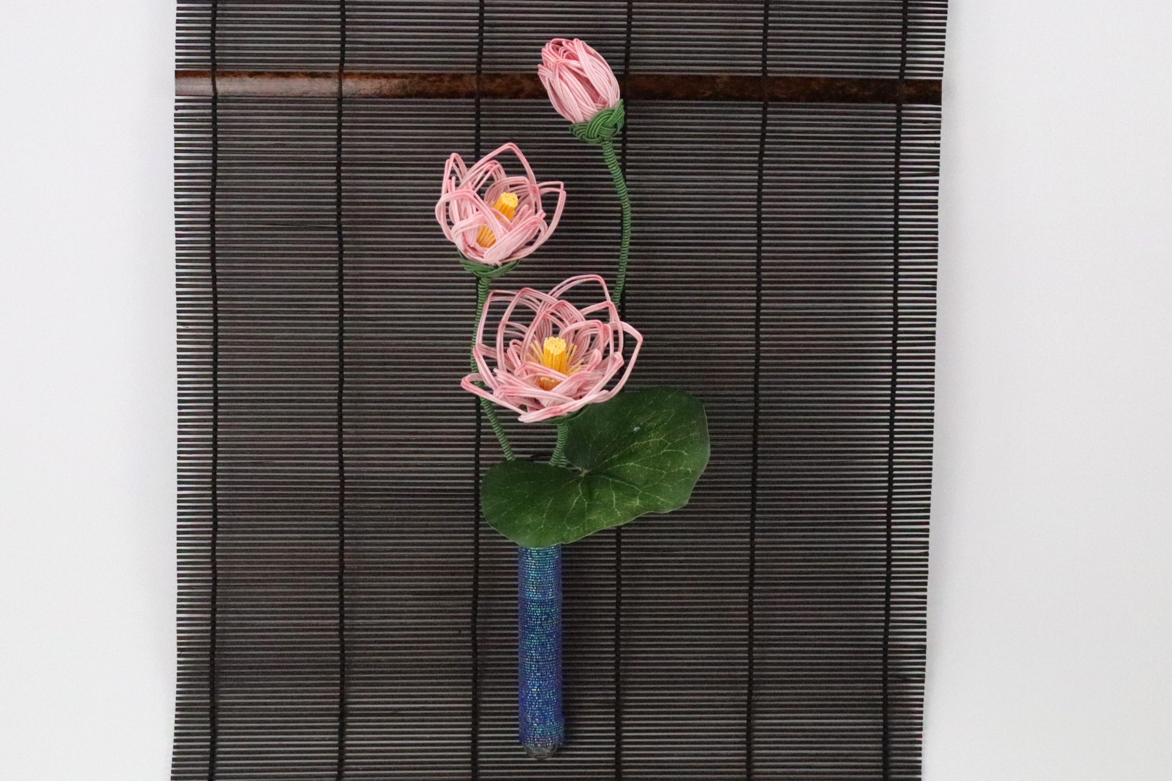 Hasu (蓮) -Fiori di LOTO con sfondo in stuoia di bambù- (BEST SELLER)