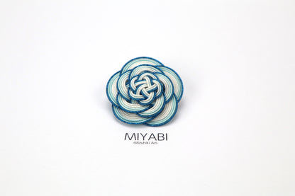 MIYABI -Spilla a forma di camelia-