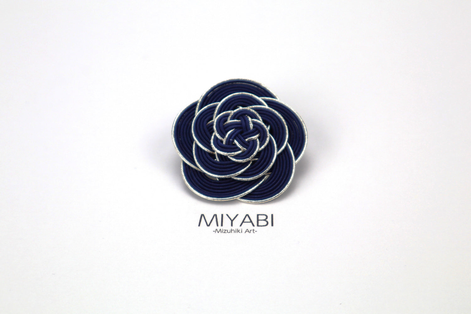 MIYABI -Spilla a forma di camelia-