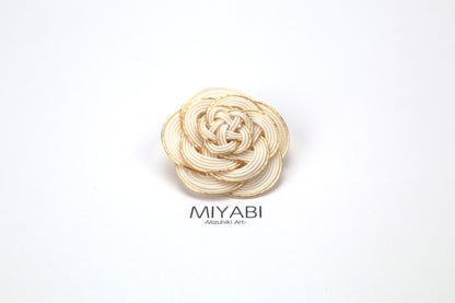 MIYABI -Spilla a forma di camelia-