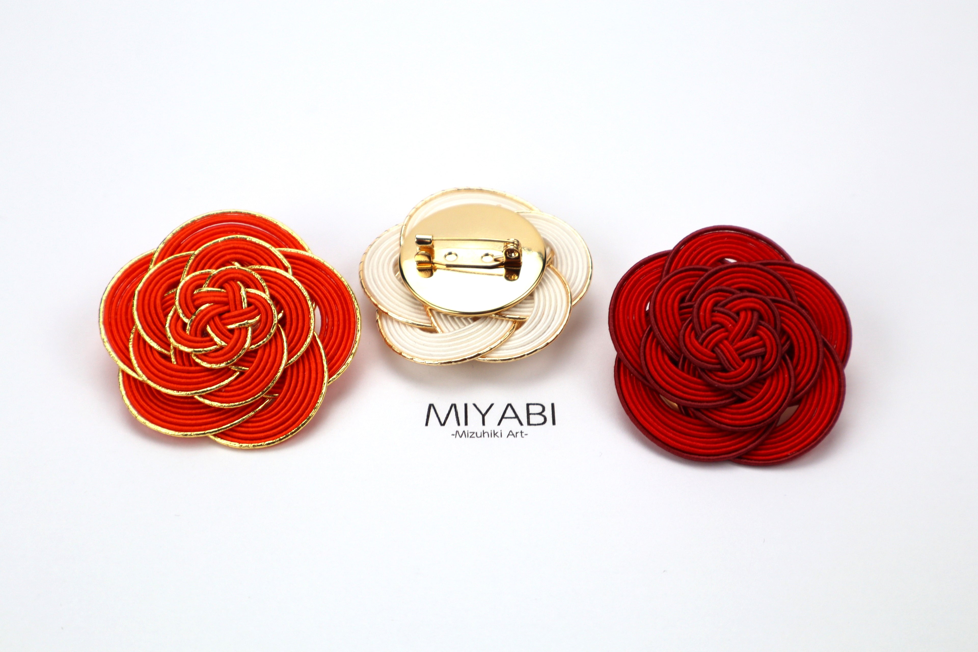 MIYABI -Spilla a forma di camelia-